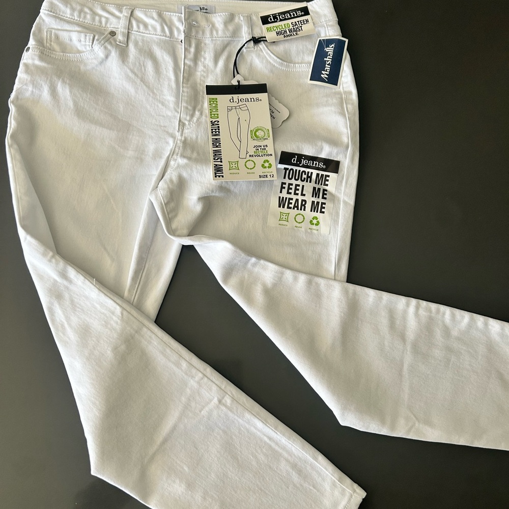 D jeans high waisted ankle jeans in white. Never worn. Size 12